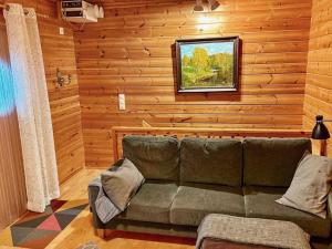 ein Wohnzimmer mit einem Sofa in einem Blockhaus in der Unterkunft Holiday Home Ruka-ihtinki 4 a 3 by Interhome in Niskala