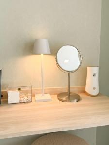 een bureau met een spiegel en een lamp erop bij Vuela Casa 2 in Noord Pattaya