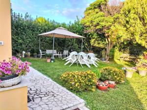Taman di luar Holiday Home Erika by Interhome
