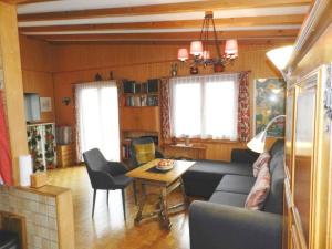 Posezení v ubytování Apartment Fluehüsli by Interhome