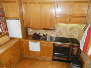 Kuchyň nebo kuchyňský kout v ubytování Apartment Fluehüsli by Interhome