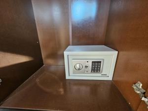 eine Mikrowelle auf einer Theke in der Unterkunft María Cristina Posada in Punta del Este + 39 Fotos