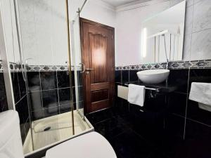 CanhasVilla River Ponta do Sol by Rentallido的浴室里有马桶、洗手池和淋浴。 更多52张照片