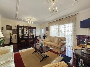 CanhasVilla River Ponta do Sol by Rentallido的客厅里有一张沙发和一张桌子。