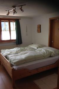 Postel nebo postele na pokoji v ubytování Apartment Chalet Zimmermann by Interhome