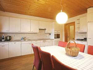 Kuchyň nebo kuchyňský kout v ubytování Apartment Pfander by Interhome