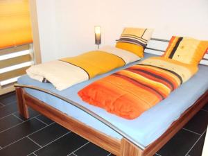 アデルボーデンにあるApartment Burn- Alte Strasse by Interhomeのベッド(カラフルな枕付)