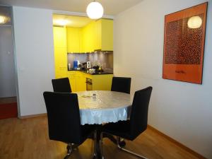 Kuchyň nebo kuchyňský kout v ubytování Apartment Sunnmatt West Wohnung 744 by Interhome