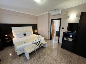 Postel nebo postele na pokoji v ubytování EH Suites Rome Airport Euro House Hotels