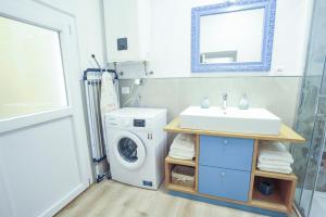 une salle de bains avec lave-linge et lavabo dans l'établissement Casa Pepi City Center, à Sanremo