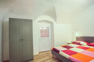 - une chambre avec un lit, un placard et une porte dans l'établissement Casa Pepi City Center, à Sanremo