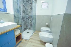 une salle de bains avec douche, toilettes et lavabo dans l'établissement Casa Pepi City Center, à Sanremo
