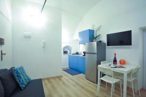 une petite cuisine avec une table et un réfrigérateur dans l'établissement Casa Pepi City Center, à Sanremo