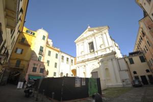 un groupe de bâtiments dans une ville avec une église dans l'établissement Casa Pepi City Center, à Sanremo 52 autres photos