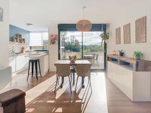 a kitchen with a table and chairs in a kitchen at Le Canal - Appartement avec vue 4 personnes in La Redorte
