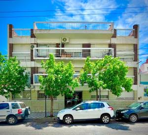 a white car parked in front of a building at Amoblado Temporal M&S 2 T in Neuquén