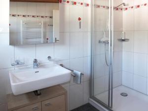 エンゲルベルクにあるApartment Dorfstrasse 53a - 2 by Interhomeの洗面台とシャワー付きの白いバスルーム