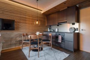 eine Küche mit Tisch und Stühlen in einem Zimmer in der Unterkunft Moonlight 107 in Levi