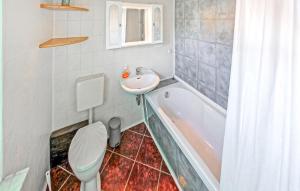a bathroom with a sink and a toilet and a tub at Ferienwohnung Mirow Ot Qualzow in Qualzow