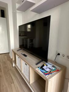 Televízia a/alebo spoločenská miestnosť v ubytovaní Apartamento Entre dos mares