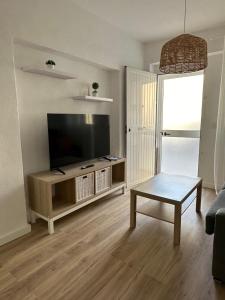 Televízia a/alebo spoločenská miestnosť v ubytovaní Apartamento Entre dos mares
