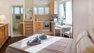 a small room with a bed and a kitchen at La voce del porto in Ancona