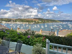 een uitzicht op een haven met boten in het water bij April Cottage in Falmouth