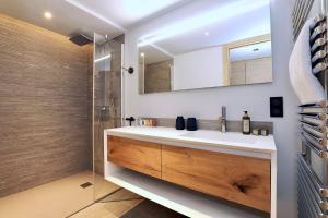 Koupelna v ubytování New modern chalet with skis on + 8 fotografií