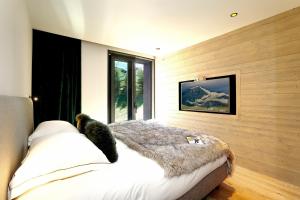 Postel nebo postele na pokoji v ubytování New modern chalet with skis on