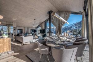 Nespecifikovaný výhled na hory nebo výhled na hory při pohledu z chaty