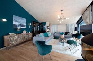 Posezení v ubytování New modern chalet with skis on