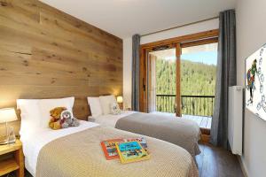 ein Schlafzimmer mit 2 Betten und einem Teddybär darauf in der Unterkunft Discover this new apartment with your family in Saint-Bon-Tarentaise