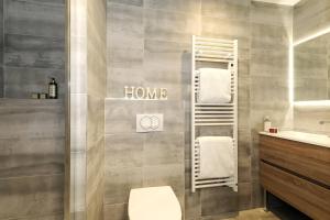 ein Badezimmer mit Toilette und Waschbecken in der Unterkunft Discover this new apartment with your family in Saint-Bon-Tarentaise