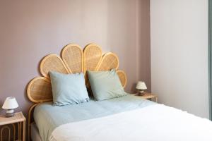 Postel nebo postele na pokoji v ubytování Duplex Villa Sarrazine - avec patio privé