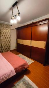 Ένα ή περισσότερα κρεβάτια σε δωμάτιο στο Luxurious 3 room hotel apartment just steps away from North 90th Street offering a perfect blend of comfort and convenience Ideal for families +43 φωτογραφίες