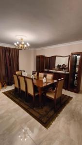 Χώρος καθιστικού στο Luxurious 3 room hotel apartment just steps away from North 90th Street offering a perfect blend of comfort and convenience Ideal for families
