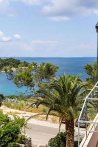 uitzicht op de oceaan vanaf het balkon van een resort bij Apartments Eli in Mali Lošinj