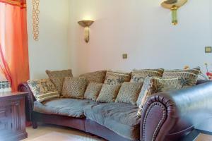een bank met kussens erop in een woonkamer bij Apartments Eli in Mali Lošinj
