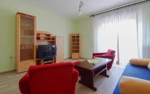 Televízia a/alebo spoločenská miestnosť v ubytovaní Apartments Petar