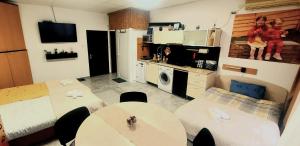 Nhà bếp/bếp nhỏ tại Zory&Christo's place-Стаи за гости "При Зори и Ицо" +26 ảnh