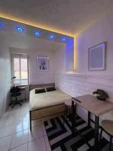 a room with a bed and a desk in it at Lion d'or 27 Chambre meublée et équipée centre-ville in Montluçon