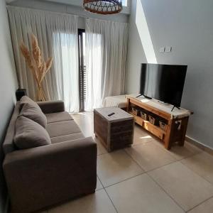 TV a/nebo společenská místnost v ubytování Apart Margarita, 1 dormitorio con balcón y cochera + 21 fotografií