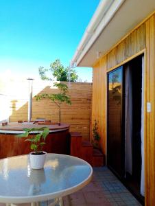 a small patio with a table and a tub at Mb TINAJAS in Quillota