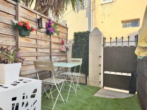 Patio alebo iná vonkajšia časť ubytovania La Castre By SCLS Locations
