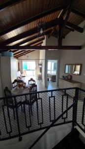 Una habitación con una mesa y sillas y una sala de estar. en Cobertura frente mar 2 suítes, en Itapema 21 fotos más
