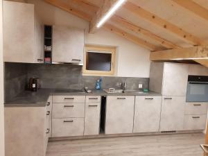 Kuchyň nebo kuchyňský kout v ubytování Apartment Lischa 3- OG Süd by Interhome