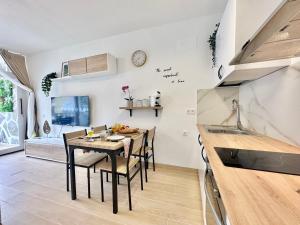 Una cocina y un comedor con mesa y sillas. en Retiro del Acantilado, en San Marcos