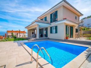 Bazén v ubytování Villa Vali 1 by Interhome nebo v jeho okolí