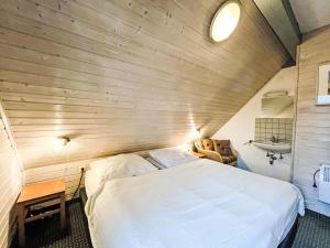 ein Schlafzimmer mit einem Bett und einem Waschbecken in einem Zimmer in der Unterkunft Holiday Home Dorf 3-Haus 112 by Interhome in Kirchheim