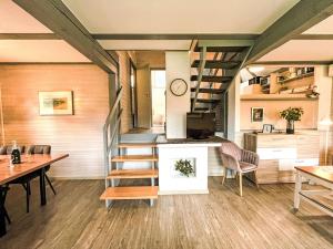 ein Raum mit einer Treppe und einem Tisch und Stühlen in der Unterkunft Holiday Home Dorf 3-Haus 112 by Interhome in Kirchheim